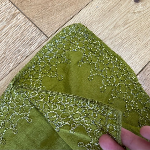 New York & company NYC green embroidered deep V neckline top blouse shirt - Picture 6 of 7